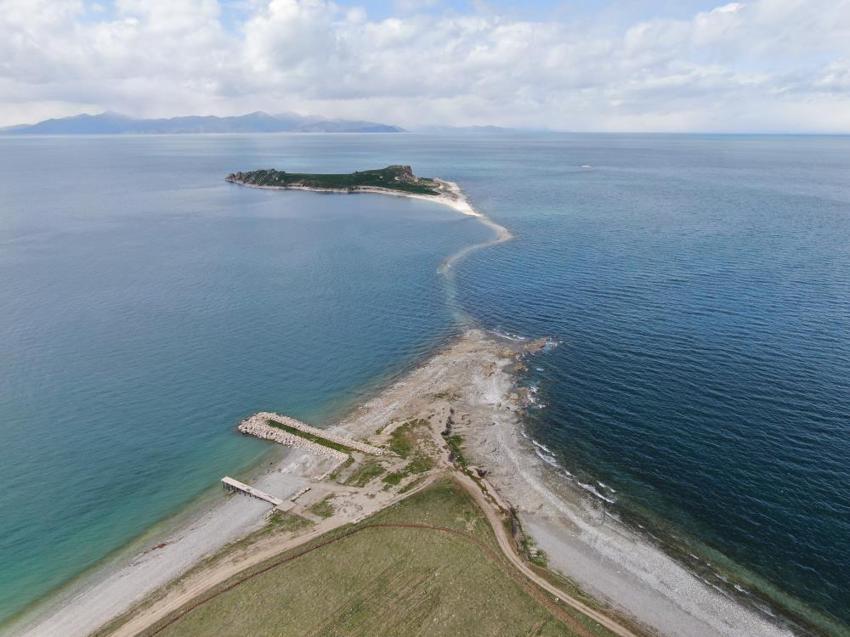 Van'da yüzde 80'i gün yüzüne çıktı! Ada yolu üzerinde bulundu