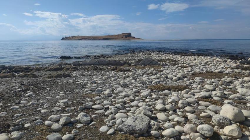Van'da yüzde 80'i gün yüzüne çıktı! Ada yolu üzerinde bulundu