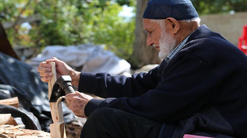 Çobanlığı bırakıp dağlardan topladıklarıyla üretiyor! Torununa da öğretti ama parayla satmıyor, isteyenlere veriyor