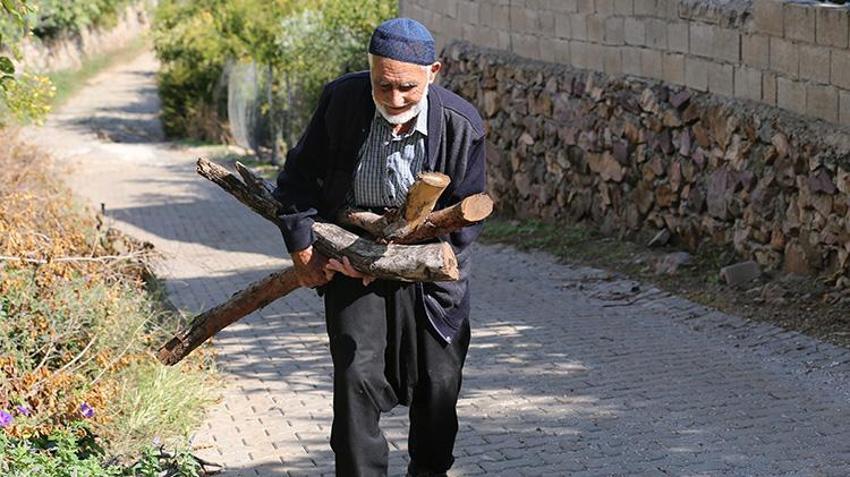 Çobanlığı bırakıp dağlardan topladıklarıyla üretiyor! Torununa da öğretti ama parayla satmıyor, isteyenlere veriyor