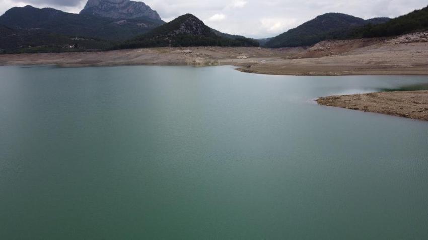 Adana Kozan Barajı 16 yıldır yaşadığı kuraklıkla kurudu: Artık arabalarla geziliyor!