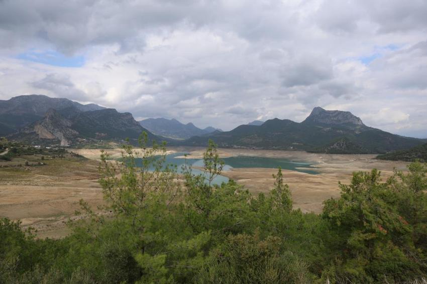 Adana Kozan Barajı 16 yıldır yaşadığı kuraklıkla kurudu: Artık arabalarla geziliyor!