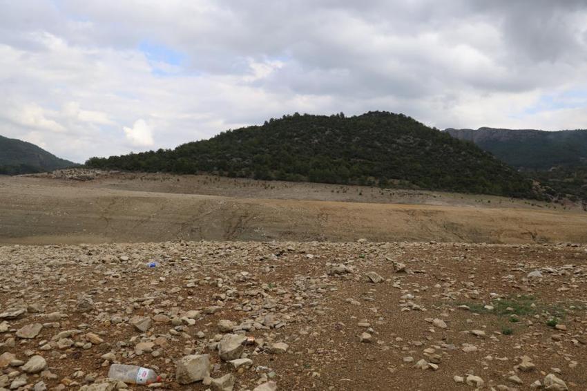 Adana Kozan Barajı 16 yıldır yaşadığı kuraklıkla kurudu: Artık arabalarla geziliyor!