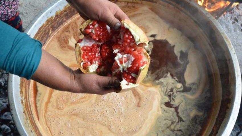 Dededen kalma yöntemlerle hazırlıyorlar! Litresi 500 lira! Pazarlarda kapış kapış satılıyor