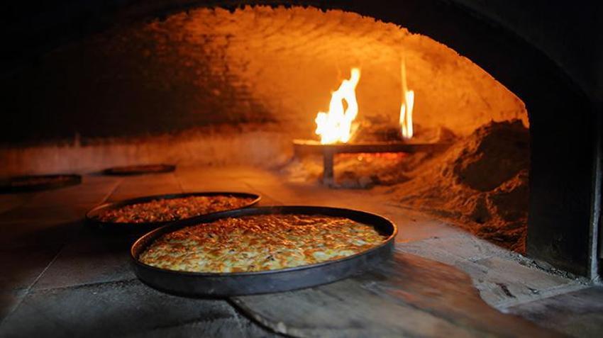 Emekli olduktan sonra Çorum'da köyüne taş fırında pizzacı açtı, 'tutmaz' dediler, çevre illerden adını duyan geldi!