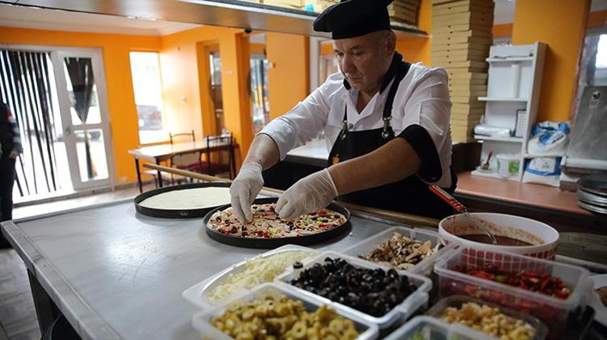 Emekli olduktan sonra Çorum'da köyüne taş fırında pizzacı açtı, 'tutmaz' dediler, çevre illerden adını duyan geldi!