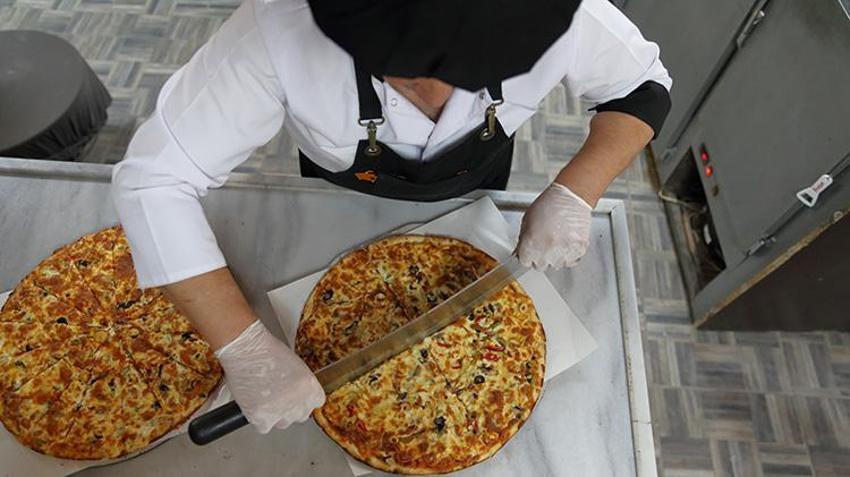 Emekli olduktan sonra Çorum'da köyüne taş fırında pizzacı açtı, 'tutmaz' dediler, çevre illerden adını duyan geldi!