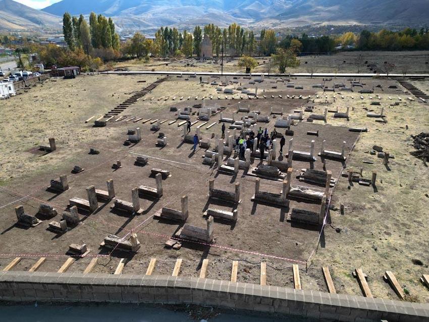 Van Gevaş'daki Selçuklu Mezarlığı'nda 20 yeni mezar taşı kayıt altına alındı