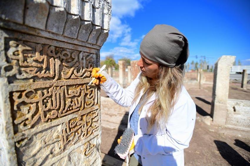 Van Gevaş'daki Selçuklu Mezarlığı'nda 20 yeni mezar taşı kayıt altına alındı