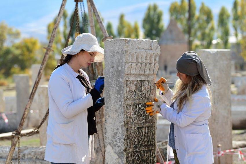 Van Gevaş'daki Selçuklu Mezarlığı'nda 20 yeni mezar taşı kayıt altına alındı