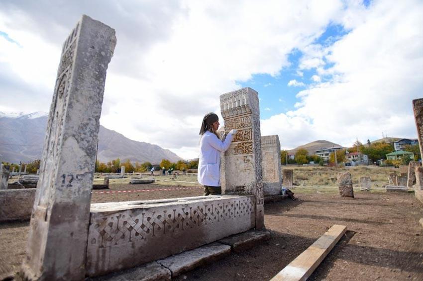 Van Gevaş'daki Selçuklu Mezarlığı'nda 20 yeni mezar taşı kayıt altına alındı