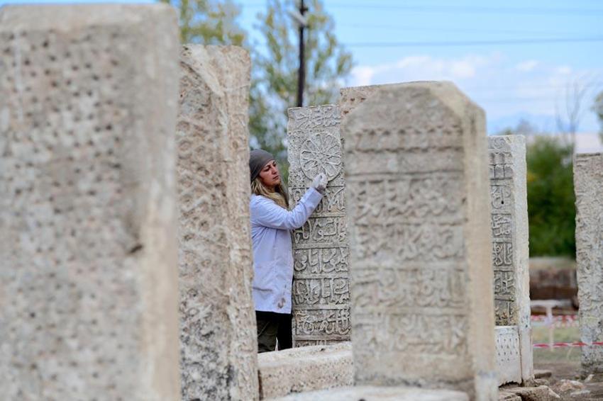 Van Gevaş'daki Selçuklu Mezarlığı'nda 20 yeni mezar taşı kayıt altına alındı