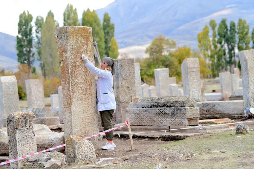 Van Gevaş'daki Selçuklu Mezarlığı'nda 20 yeni mezar taşı kayıt altına alındı
