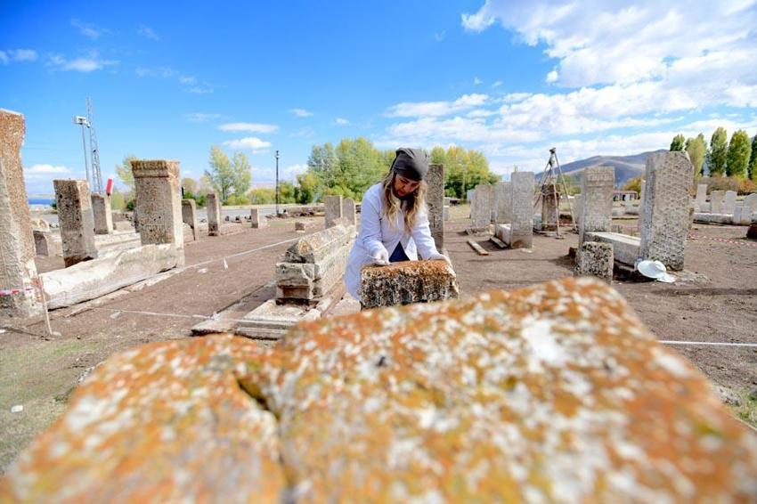 Van Gevaş'daki Selçuklu Mezarlığı'nda 20 yeni mezar taşı kayıt altına alındı