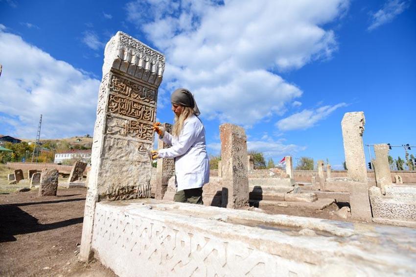 Van Gevaş'daki Selçuklu Mezarlığı'nda 20 yeni mezar taşı kayıt altına alındı