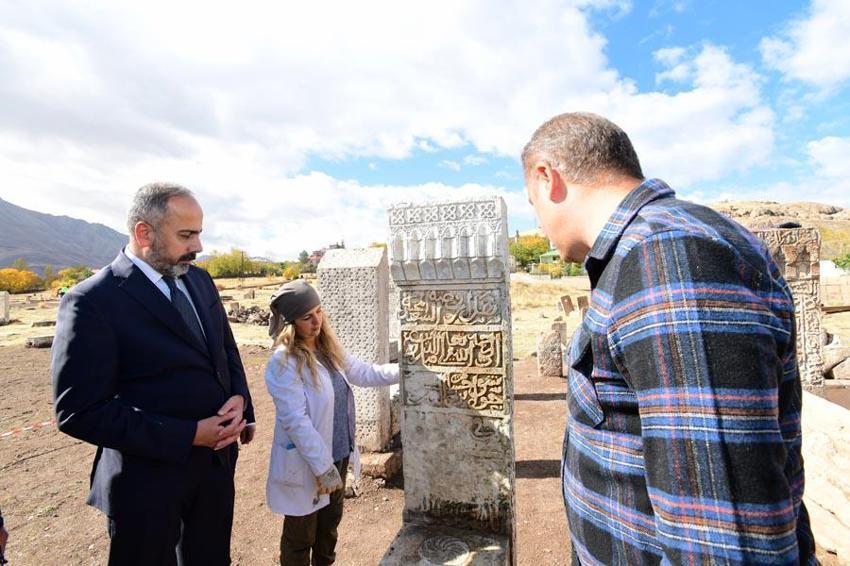 Van Gevaş'daki Selçuklu Mezarlığı'nda 20 yeni mezar taşı kayıt altına alındı