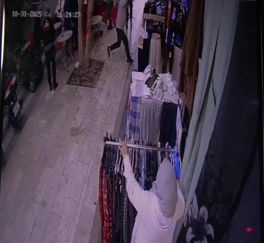 Antalya'da faciadan dönüldü: Devrilen ağacın altında kalmaktan son anda kurtuldular, 5 araçta büyük hasar oluştu
