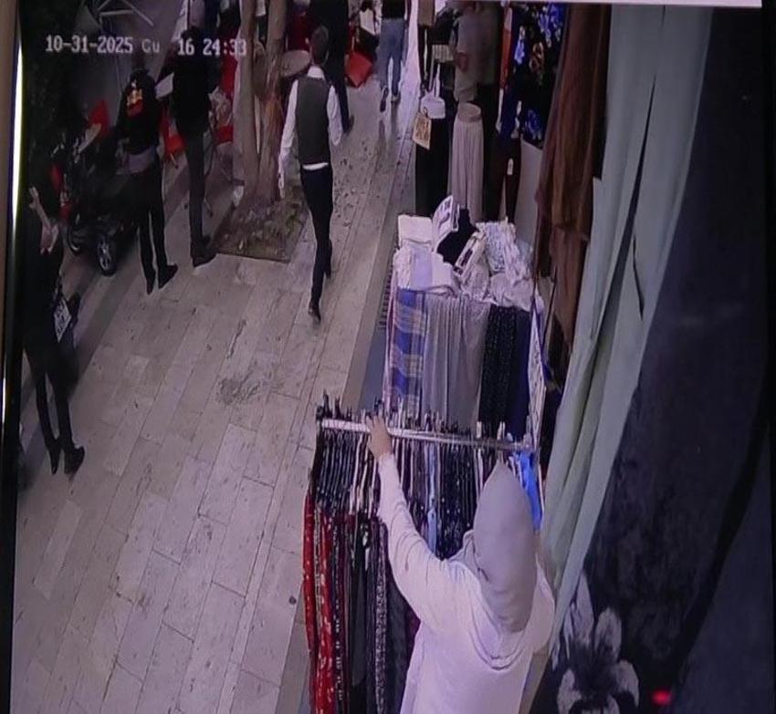Antalya'da faciadan dönüldü: Devrilen ağacın altında kalmaktan son anda kurtuldular, 5 araçta büyük hasar oluştu