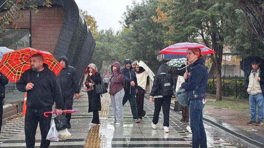 Sağanak yağmur ve gök gürültülü yağışlar geliyor! Meteoroloji tarih vererek başta Bursa, Gaziantep, Eskişehir ve Samsun olmak üzere 30 ili uyardı