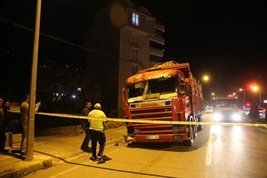 Tokat'ta film gibi olay! Freni patlayan kamyonun sürücüsü aracı lastikleri kaldırıma sürtüp patlatarak durdurdu