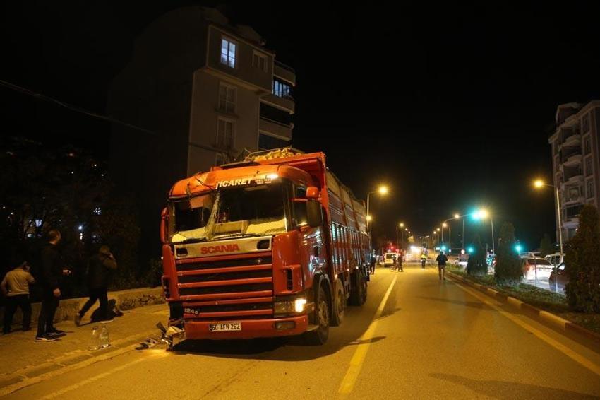 Tokat'ta film gibi olay! Freni patlayan kamyonun sürücüsü aracı lastikleri kaldırıma sürtüp patlatarak durdurdu