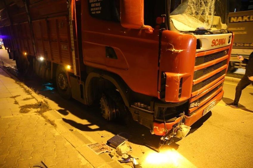 Tokat'ta film gibi olay! Freni patlayan kamyonun sürücüsü aracı lastikleri kaldırıma sürtüp patlatarak durdurdu
