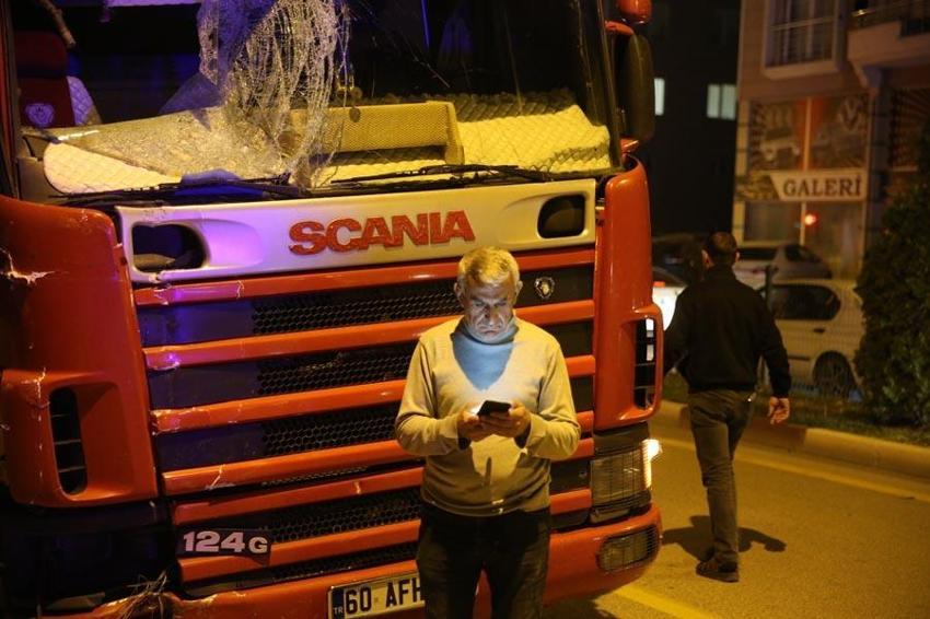 Tokat'ta film gibi olay! Freni patlayan kamyonun sürücüsü aracı lastikleri kaldırıma sürtüp patlatarak durdurdu