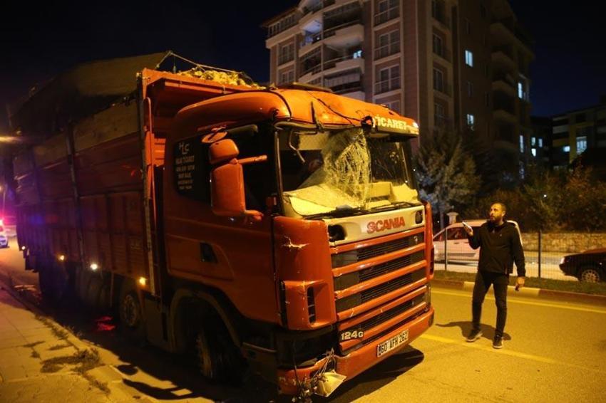 Tokat'ta film gibi olay! Freni patlayan kamyonun sürücüsü aracı lastikleri kaldırıma sürtüp patlatarak durdurdu