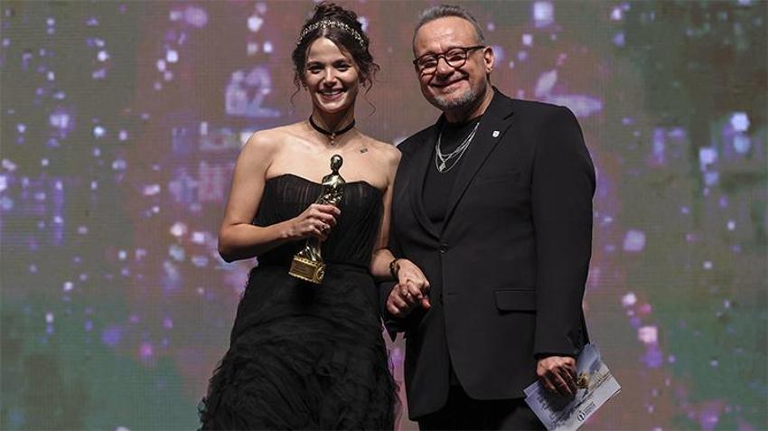 Altın Portakal'da ödüller sahiplerini buldu, törene 'Tavşan İmparatorluğu' damga vurdu