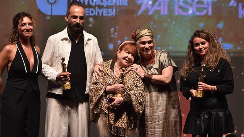 Altın Portakal'da ödüller sahiplerini buldu, törene 'Tavşan İmparatorluğu' damga vurdu