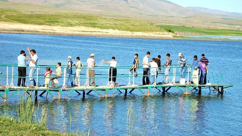 Van Gölü'ndeki çekilme eski ve yeni fotoğraflarla ortaya çıktı! 17 yılda yaşanan su kaybı gözler önüne serildi