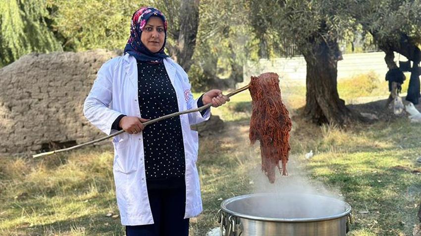Van'da kazanlar kaynamaya başladı! Ceviz kabuğundan kahverengi ve siyah, aspirden kiremit rengi ortaya çıkıyor