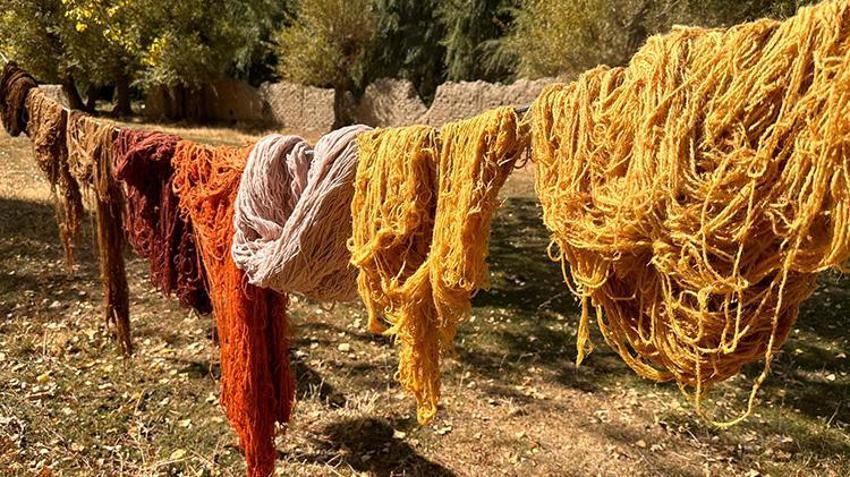 Van'da kazanlar kaynamaya başladı! Ceviz kabuğundan kahverengi ve siyah, aspirden kiremit rengi ortaya çıkıyor