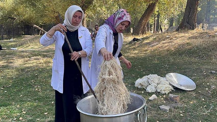 Van'da kazanlar kaynamaya başladı! Ceviz kabuğundan kahverengi ve siyah, aspirden kiremit rengi ortaya çıkıyor