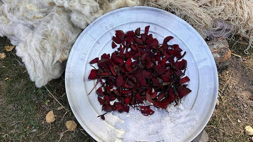 Van'da kazanlar kaynamaya başladı! Ceviz kabuğundan kahverengi ve siyah, aspirden kiremit rengi ortaya çıkıyor