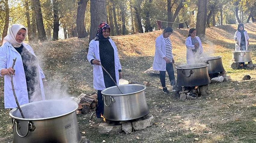 Van'da kazanlar kaynamaya başladı! Ceviz kabuğundan kahverengi ve siyah, aspirden kiremit rengi ortaya çıkıyor