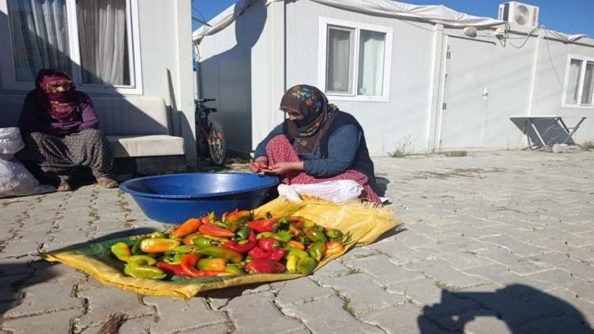 Malatya'da ev hanımları yapıyor: Kapı önünde mesai başlıyor