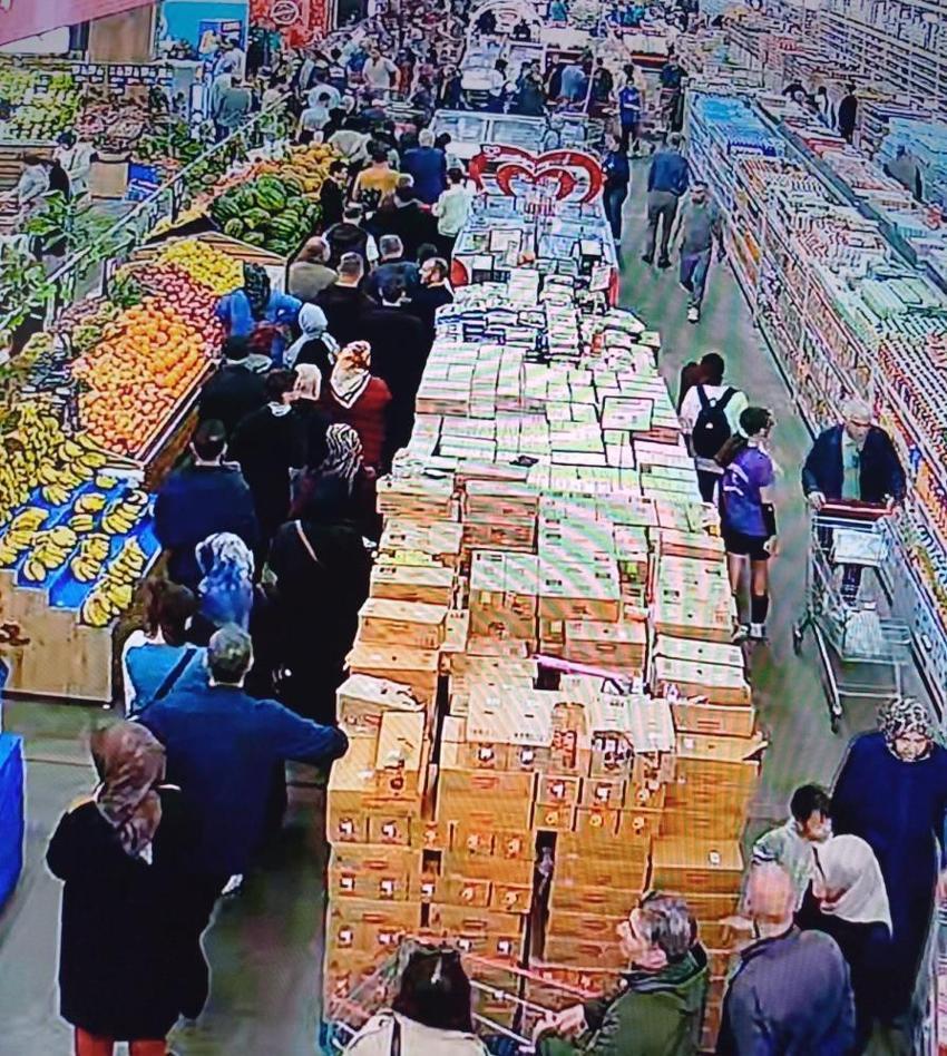 Beylikdüzü'nde hamsinin fiyatı düşünce vatandaş akın etti! Balık reyonunda uzun kuyruklar oluştu