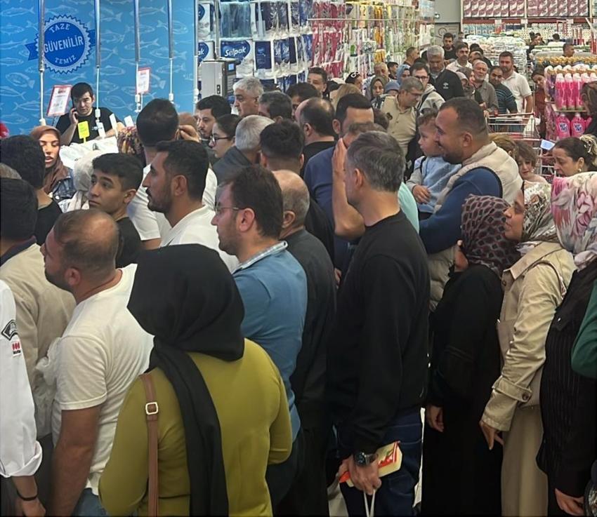 Beylikdüzü'nde hamsinin fiyatı düşünce vatandaş akın etti! Balık reyonunda uzun kuyruklar oluştu
