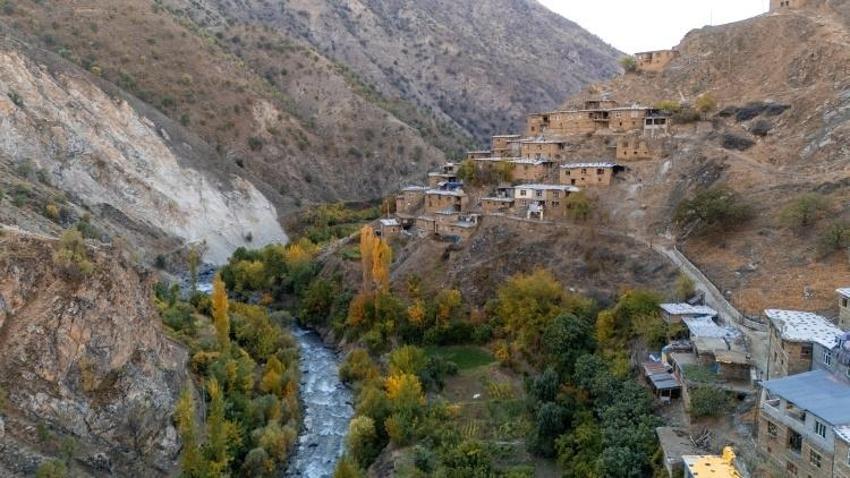 Bitlis'in köyü çevre illerde şöhret kazandı! Her bakışta farklı görünüyor