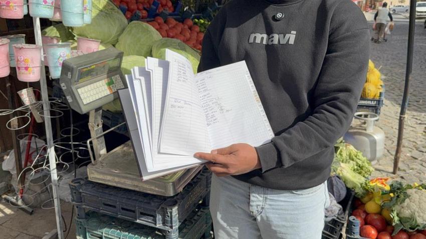 Tokat'ta gizli bir hayırsever bakkalın veresiye defterini kapattı