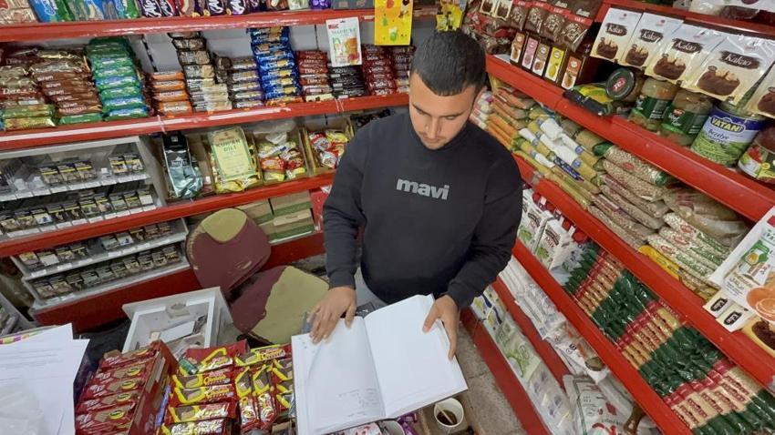 Tokat'ta gizli bir hayırsever bakkalın veresiye defterini kapattı