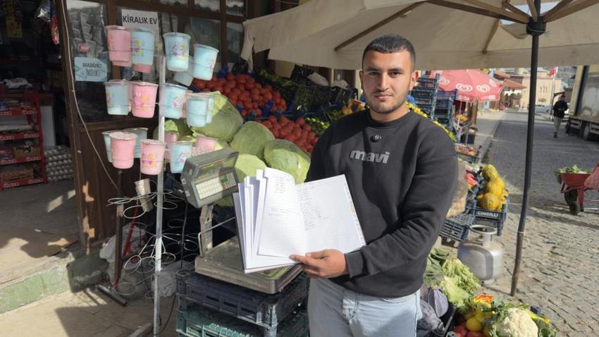 Tokat'ta gizli bir hayırsever bakkalın veresiye defterini kapattı