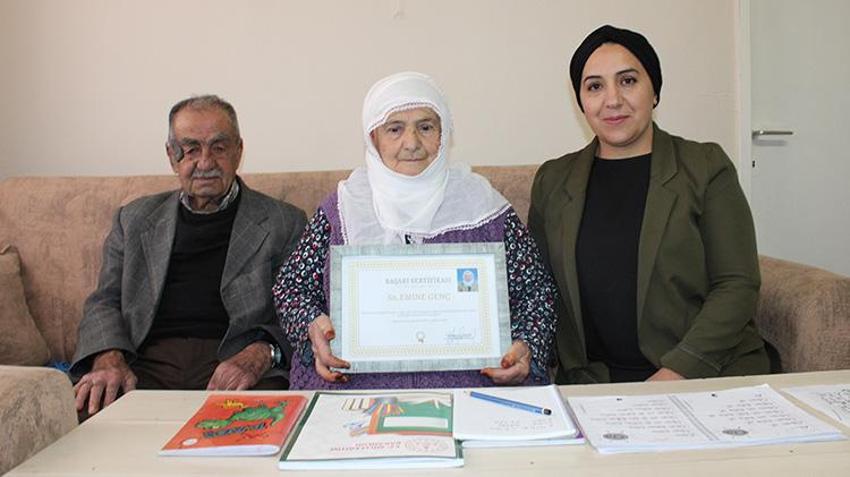 Malatya'da 88 yaşındaki kadın eşinin sözüne alınarak zoru başardı! 3 ayda öğrendi