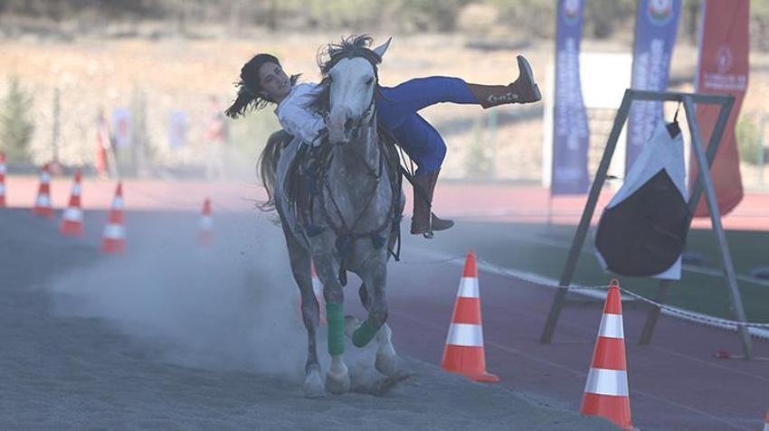 Baba - kız şehir şehir geziyor! Yaptıkları gösteriler izleyenlerin nefesini kesiyor