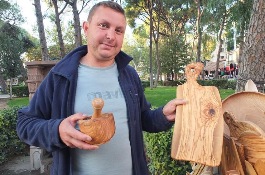 Evinin odasını atölyeye çevirdi! Zeytin ağaçlarından yapıp 200 liraya satıyor!