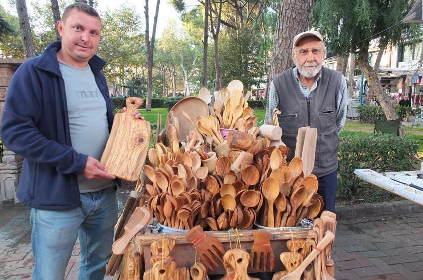 Evinin odasını atölyeye çevirdi! Zeytin ağaçlarından yapıp 200 liraya satıyor!