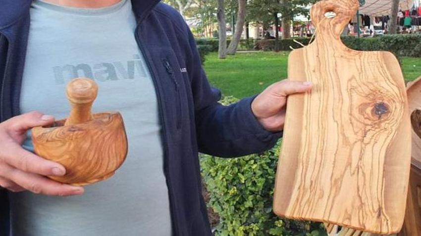 Evinin odasını atölyeye çevirdi! Zeytin ağaçlarından yapıp 200 liraya satıyor!