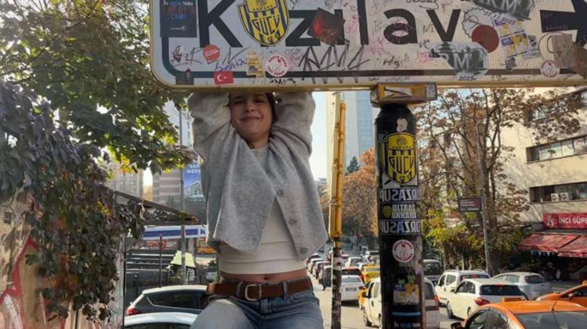 Çankaya'da gençlerin popüler yön tabelası yenilenip koruma altına alındı! Asılarak fotoğraf çektirmek moda oldu