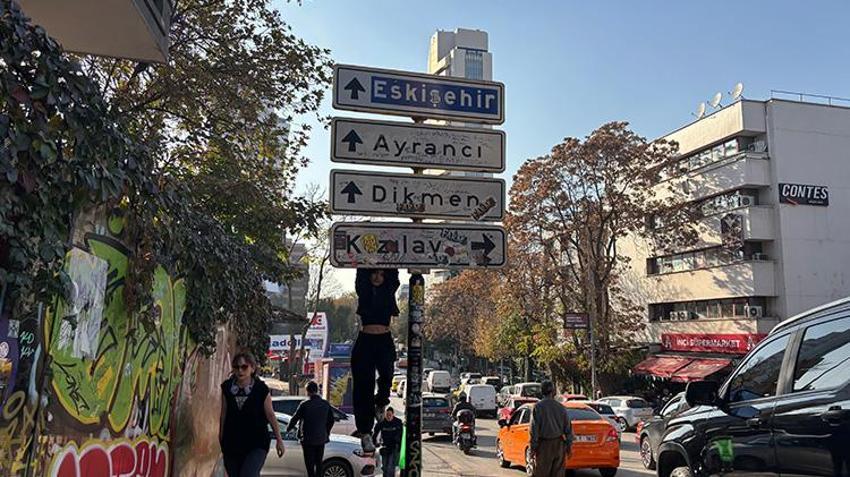 Çankaya'da gençlerin popüler yön tabelası yenilenip koruma altına alındı! Asılarak fotoğraf çektirmek moda oldu